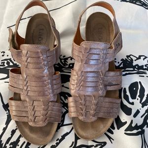 Taos Women’s sandals shoes size 8.5